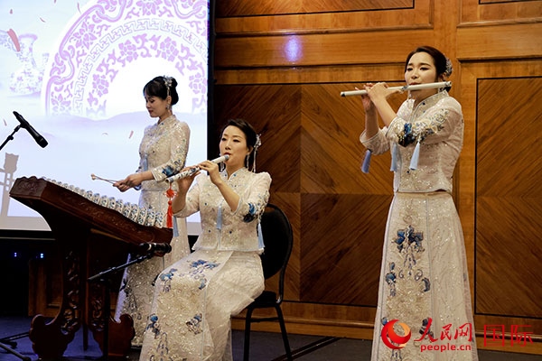 來自景德鎮(zhèn)的陶瓷音樂會在中秋佳節(jié)給英國倫敦的觀眾帶來了別樣的文化體驗(yàn)。人民網(wǎng)記者 邢雪攝