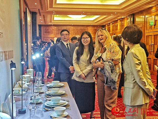 英國觀眾參觀“景德鎮(zhèn)制”區(qū)域品牌新品。人民網(wǎng)記者 邢雪攝