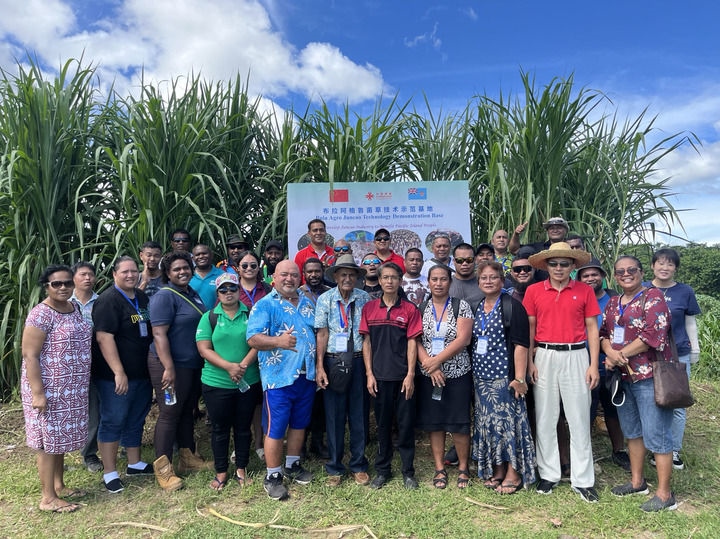 2024年2月28日，來自巴布亞新幾內(nèi)亞、湯加、庫克群島、薩摩亞、瑙魯?shù)葒业摹疤窖髰u國菌草技術(shù)培訓(xùn)班”學(xué)員在斐濟(jì)布拉阿格魯菌草技術(shù)示范基地合影。新華社發(fā)（中國援斐濟(jì)菌草技術(shù)示范中心供圖）