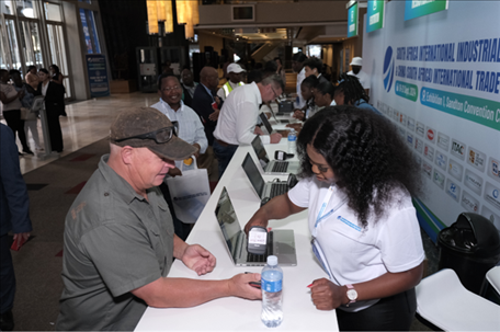 客商現(xiàn)場注冊參觀展會。主辦方供圖