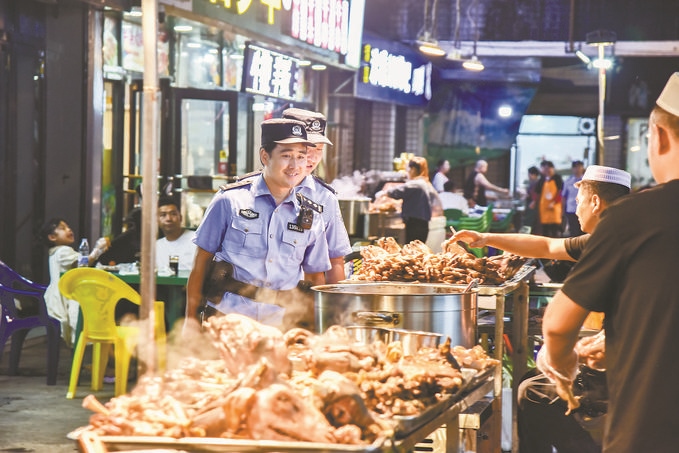 8月9日，甘肅省華亭市公安局組織民警輔警在夜市開展巡邏檢查。張亞強(qiáng)攝