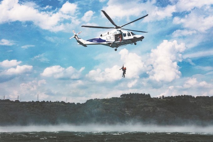 ▼7月17日，浙江省新昌縣公安局聯(lián)合浙江省公安廳警務(wù)航空隊(duì)在長(zhǎng)詔水庫(kù)水域及周邊開展救援演練。王樟林?jǐn)z