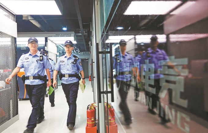 ▲7月6日，山西省新絳縣公安局龍興派出所組織警力對(duì)網(wǎng)吧等場(chǎng)所進(jìn)行集中治安檢查。高新生攝