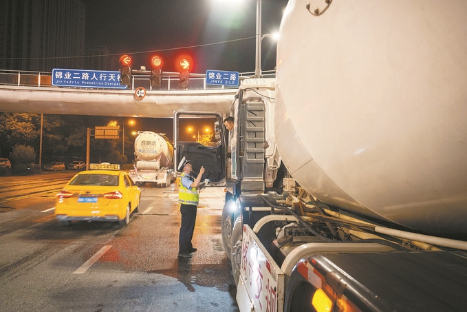 7月25日，陜西省西安市公安局交警支隊(duì)開展全市中重型貨車及面包車違法異地互查整治行動(dòng)。孫崇明攝