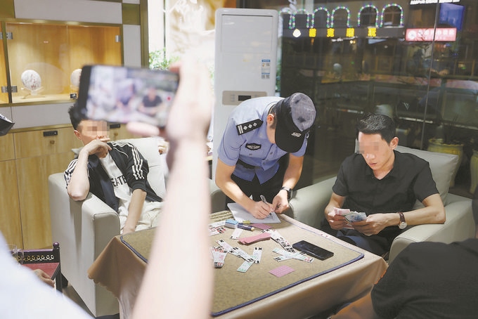 9月7日，云南省昆明市公安機(jī)關(guān)對(duì)棋牌室開展檢查。