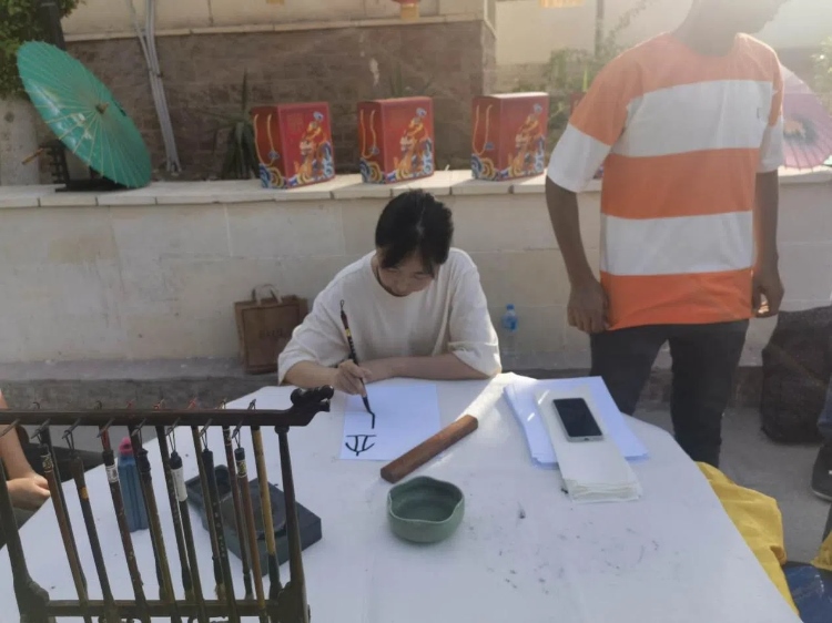 開羅文化中心漢語教師表演中國書法。開羅中國文化中心供圖