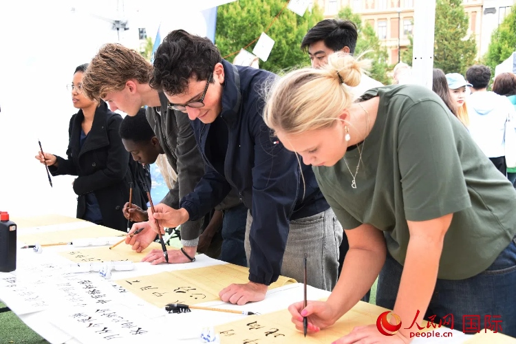 體驗中國書法。人民網(wǎng)記者 殷淼攝