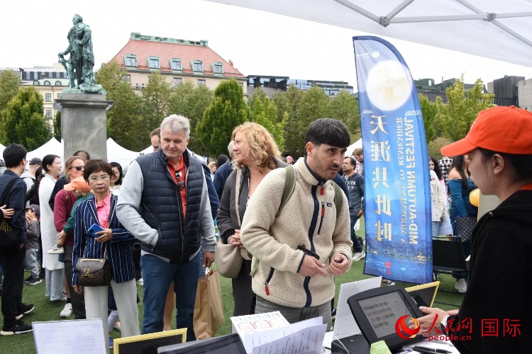 排隊等候品嘗中國美食的游客。人民網(wǎng)記者 殷淼攝