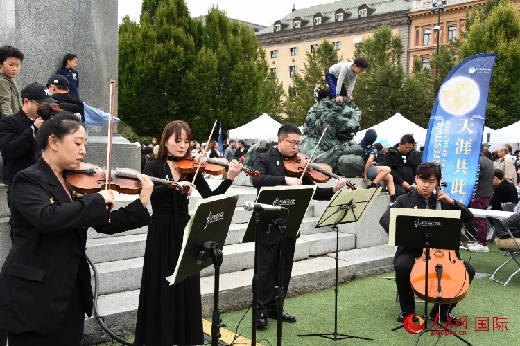 上海愛樂樂團(tuán)“快閃”活動一瞥。人民網(wǎng)記者 殷淼攝