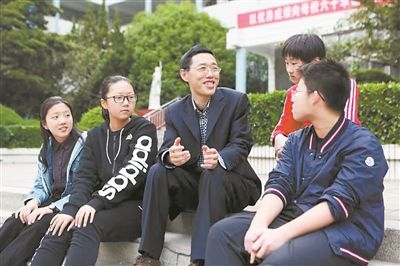 淮北市首批高層次人才儲備金獲得者、淮北市第一中學(xué)教師陳超（左三）在與學(xué)生交談?；幢笔形瞬殴ぷ骶止﹫D