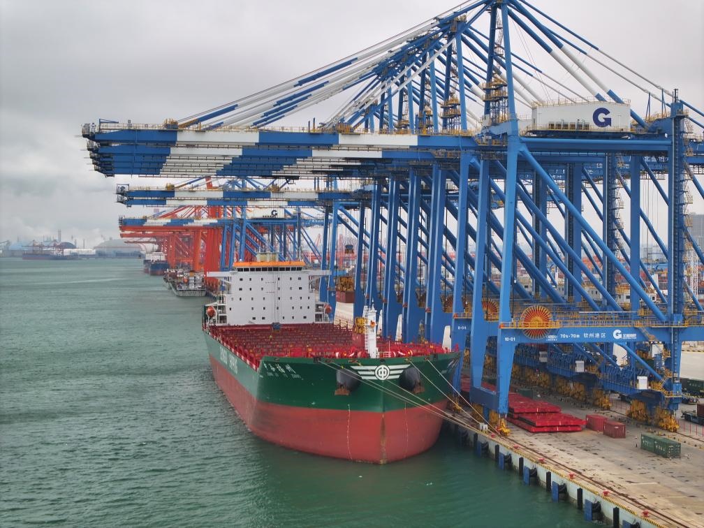 2月23日拍攝的廣西北部灣港欽州港區(qū)的碼頭堆場(chǎng)（無(wú)人機(jī)照片）。新華社記者 周華 攝