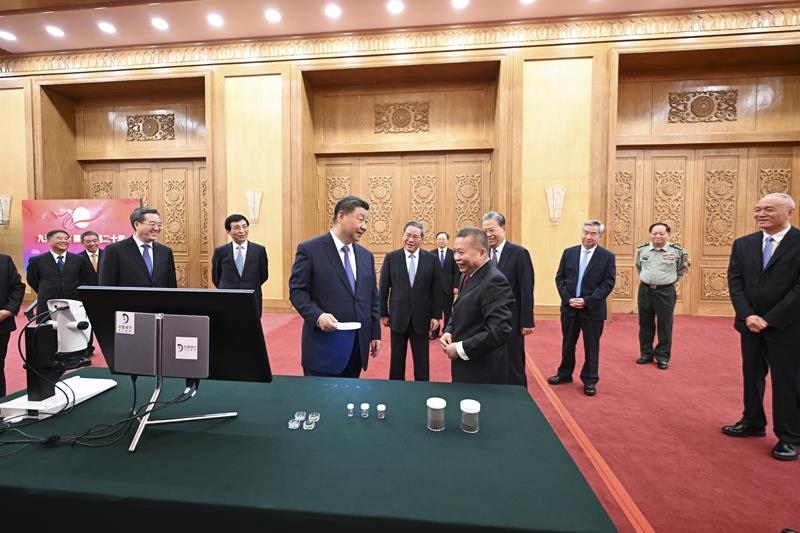 △2024年9月23日，習近平總書記等參觀月球樣品和探月工程成果展覽。