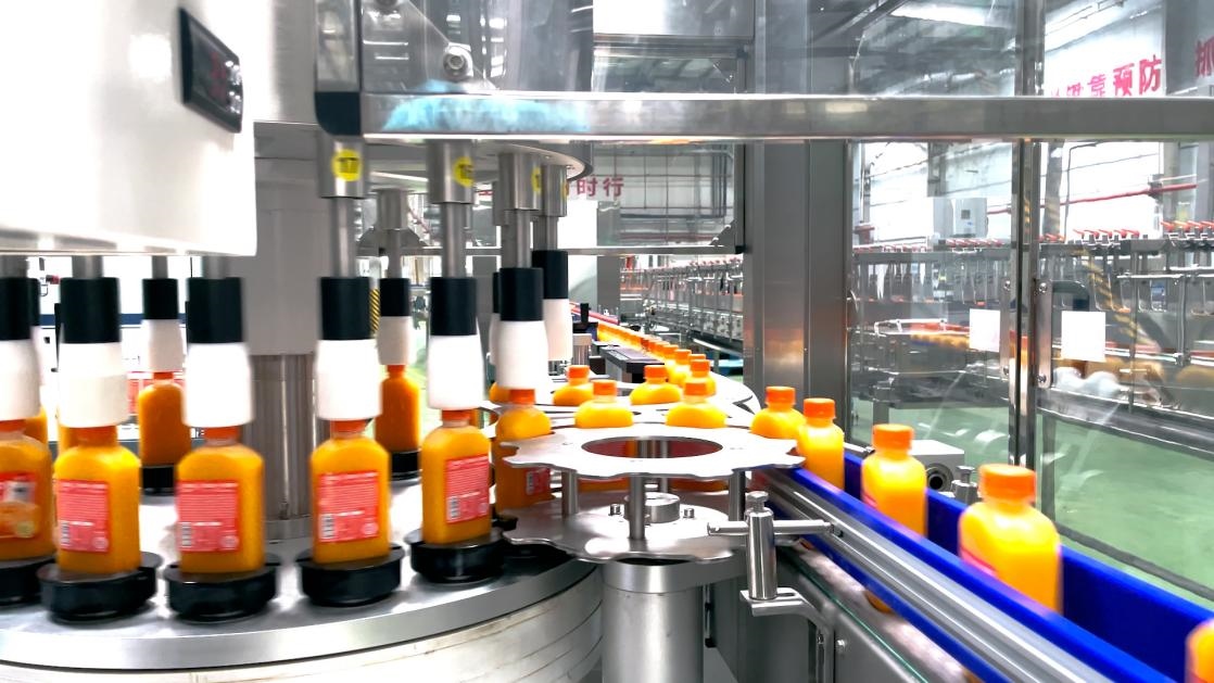 一輕食品（丹江口）產(chǎn)業(yè)園內(nèi)的桔汁飲料生產(chǎn)線。 受訪者供圖