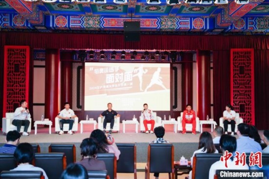 吳愉、王德新、沈?qū)W軍、江海東、朱曉蕾與在座同學(xué)們分享個人的體育故事與成長感悟。上海市港澳辦供圖