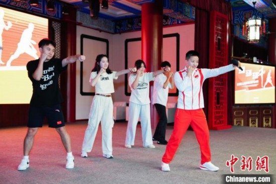 巴黎奧運(yùn)會拳擊冠軍吳愉現(xiàn)場教學(xué)。上海市港澳辦供圖