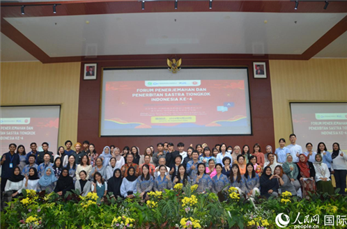 與會嘉賓與阿拉扎大學師生合影。人民網(wǎng)記者 李培松攝