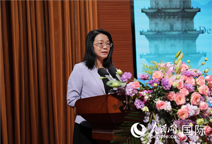 福建省人民政府外事辦公室副主任黃劭蓉在“走進(jìn)中華文明——海絲印記 世遺泉州”主題人文交流活動(dòng)中致辭。人民網(wǎng) 王婧攝