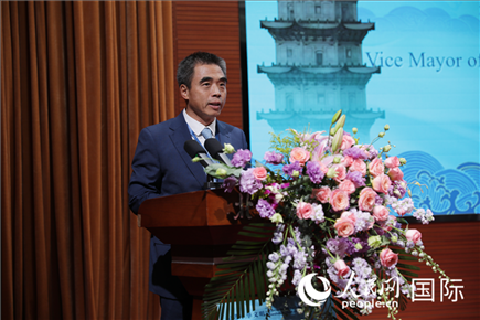 泉州市人民政府副市長姚飛在“走進(jìn)中華文明——海絲印記 世遺泉州”主題人文交流活動(dòng)中致辭。人民網(wǎng) 王婧攝