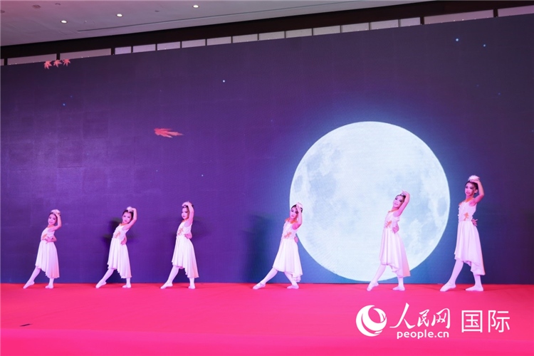 中國青少年歌舞表演。人民網(wǎng)記者任皓宇攝