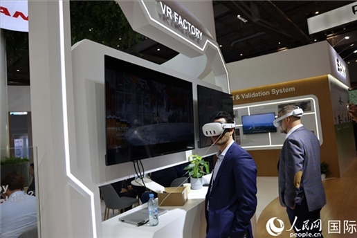 外國(guó)觀眾在通過(guò)VR參觀中國(guó)風(fēng)電企業(yè)智慧工廠。人民網(wǎng)記者 劉仲華攝