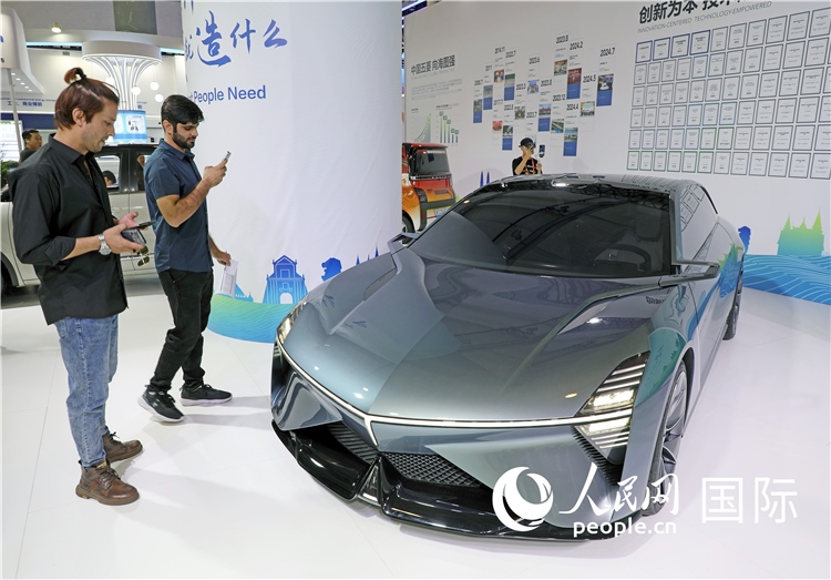 東博會(huì)上，上汽通用五菱展出的一款名為“東盟之光”的新能源概念車吸引參觀者駐足。人民網(wǎng)記者趙益普攝