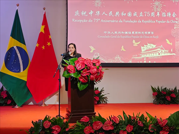 伯南布哥州州長(zhǎng)代表、科技廳長(zhǎng)維達(dá)爾在招待會(huì)上致辭。 中國(guó)駐累西腓總領(lǐng)館供圖