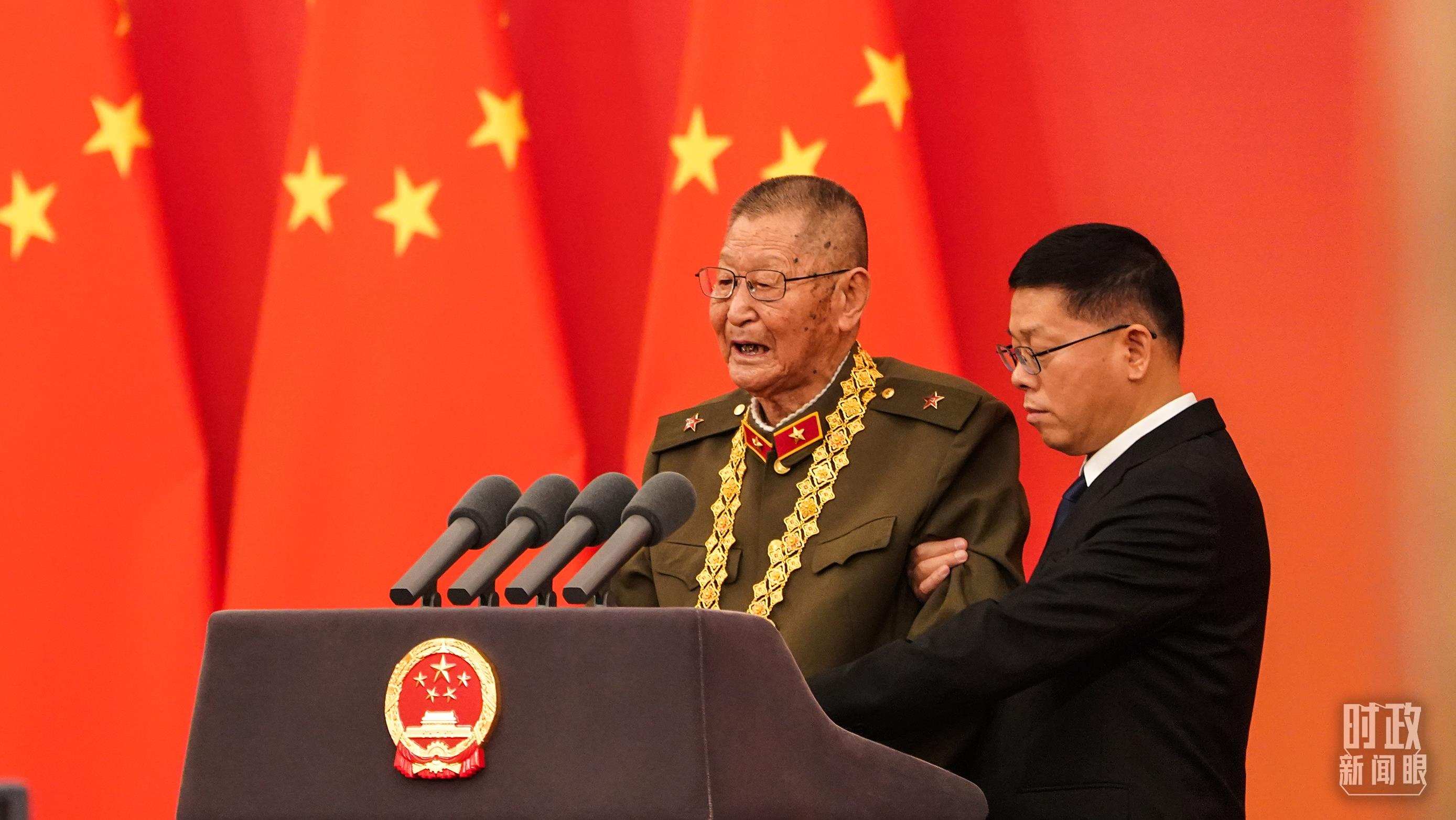 “共和國勛章”獲得者黃宗德在頒授儀式上發(fā)言。（總臺(tái)記者李晉拍攝）