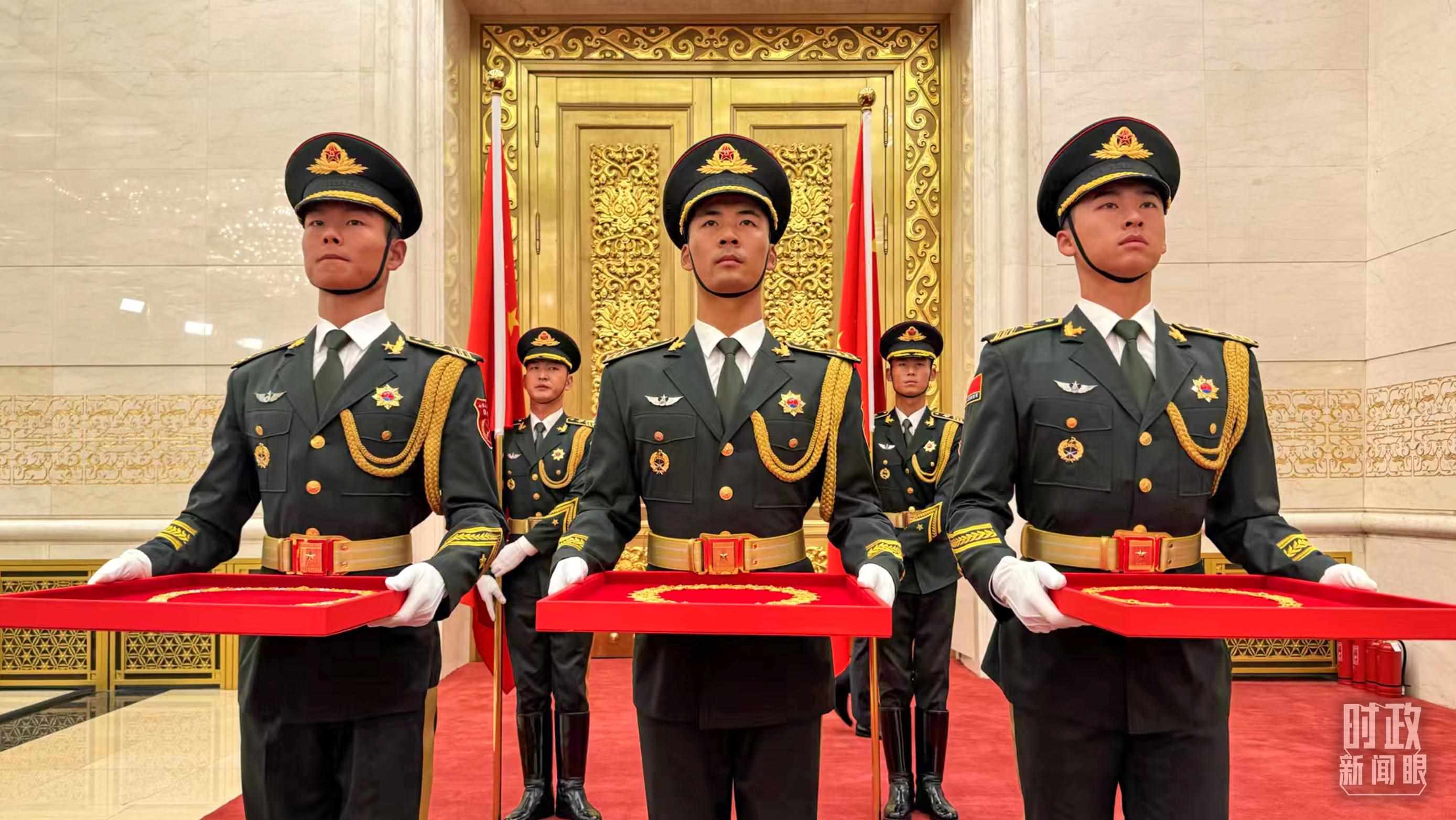 禮兵手捧共和國勛章、友誼勛章和國家榮譽(yù)稱號(hào)獎(jiǎng)?wù)?。（總臺(tái)央視記者李增仁拍攝）