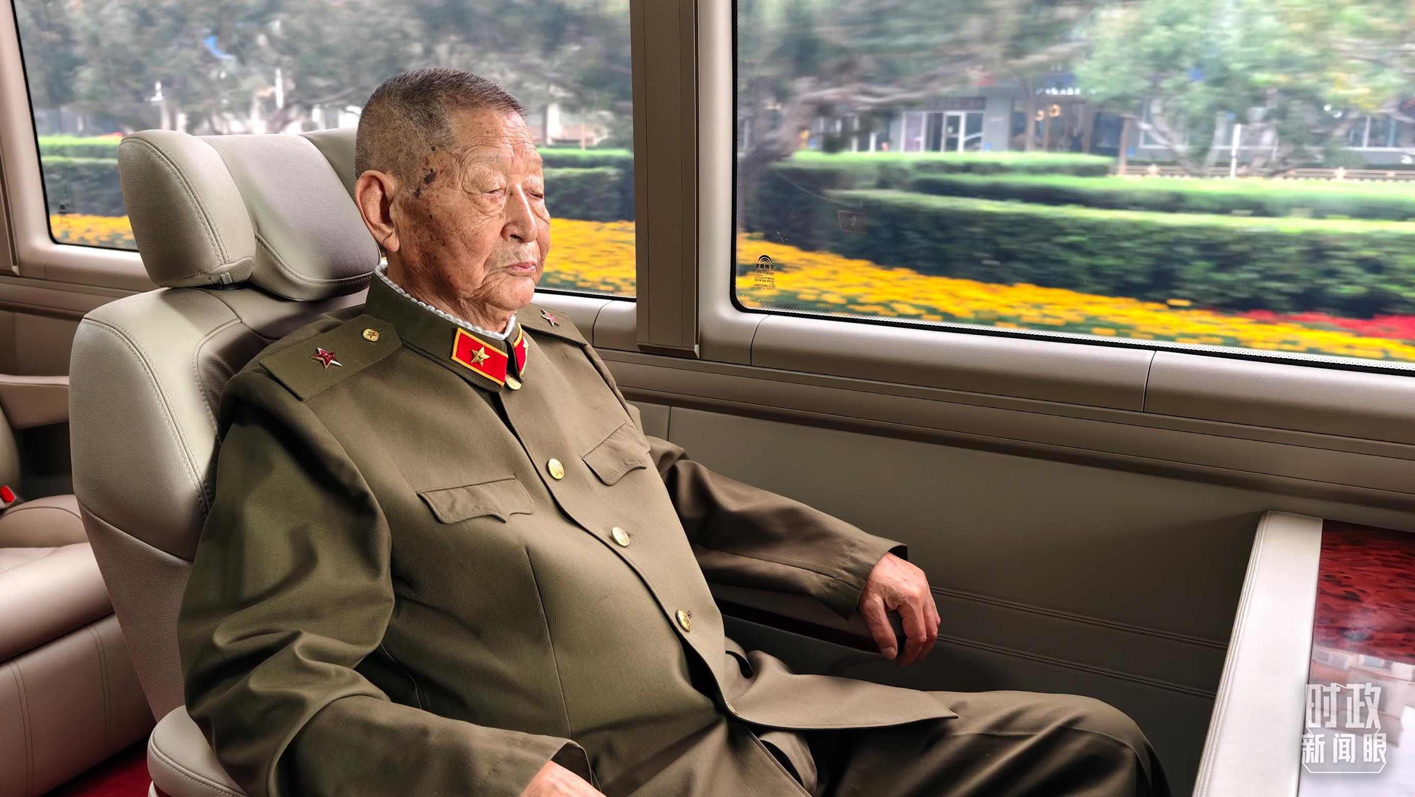 “共和國勛章”獲得者黃宗德乘坐禮賓車前往人民大會(huì)堂。（總臺(tái)央視記者胡瑋拍攝）