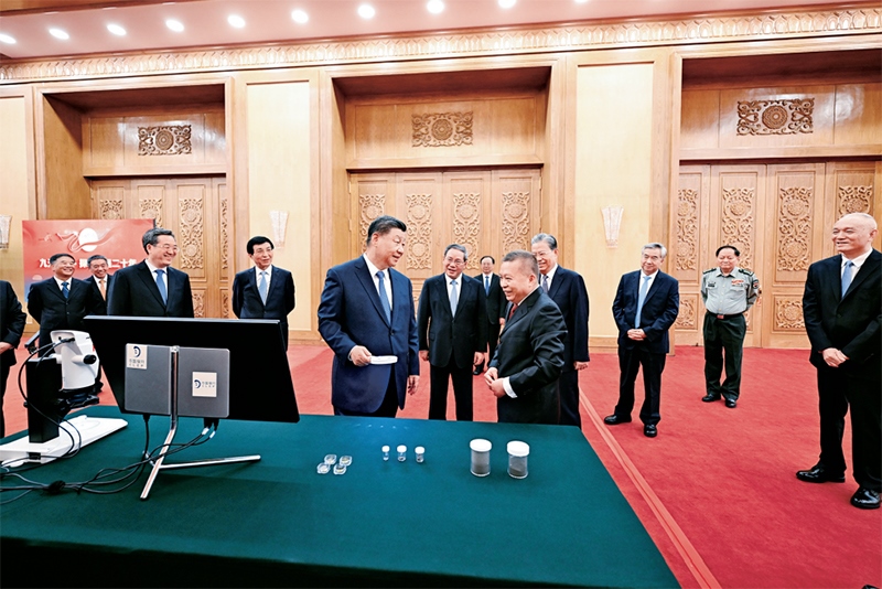 2024年9月23日，黨和國(guó)家領(lǐng)導(dǎo)人習(xí)近平、李強(qiáng)、趙樂際、王滬寧、蔡奇、丁薛祥、李希等在人民大會(huì)堂接見探月工程嫦娥六號(hào)任務(wù)參研參試人員代表并參觀月球樣品和探月工程成果展覽。這是習(xí)近平等參觀月球樣品和探月工程成果展覽。 新華社記者 謝環(huán)馳/攝