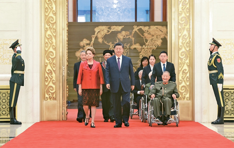 2024年9月29日，中華人民共和國(guó)國(guó)家勛章和國(guó)家榮譽(yù)稱號(hào)頒授儀式在北京人民大會(huì)堂金色大廳隆重舉行。中共中央總書記、國(guó)家主席、中央軍委主席習(xí)近平同國(guó)家勛章和國(guó)家榮譽(yù)稱號(hào)獲得者一同步入會(huì)場(chǎng)。 新華社記者 王曄/攝