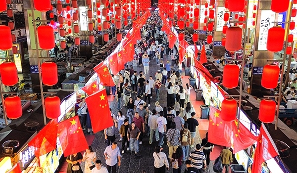 國慶臨近，河南省洛陽市老城歷史文化街區(qū)裝扮一新，國旗招展，處處洋溢著濃厚的國慶節(jié)日氛圍。來源：人民圖片網