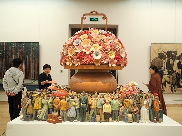 2024年9月28日，觀眾在中國美術館參觀“慶祝中華人民共和國成立75周年——第十四屆全國美術作品展覽進京作品展”。杜建坡攝。來源：人民圖片網