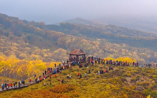2024年9月27日，內蒙古自治區(qū)赤峰市克什克騰旗烏蘭布統(tǒng)景區(qū)層林盡染，游人如織，風光如畫。來源：人民圖片網