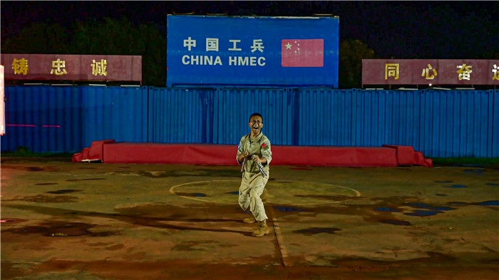 官兵帶來(lái)精彩的雙節(jié)棍表演。馬騫攝