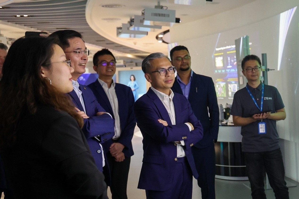 馬來(lái)西亞通訊部長(zhǎng)法米·法茲（右三）在華訪問(wèn)中國(guó)知名通信企業(yè)。（照片由馬來(lái)西亞通訊部提供） (1)