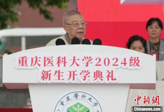 圖為陳宏礎(chǔ)教授為新生帶來“開學(xué)第一課”。中新網(wǎng)記者 周毅 攝