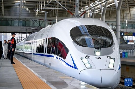 10月1日，由銀川開往惠農(nóng)的C8218次列車從銀川站駛出。