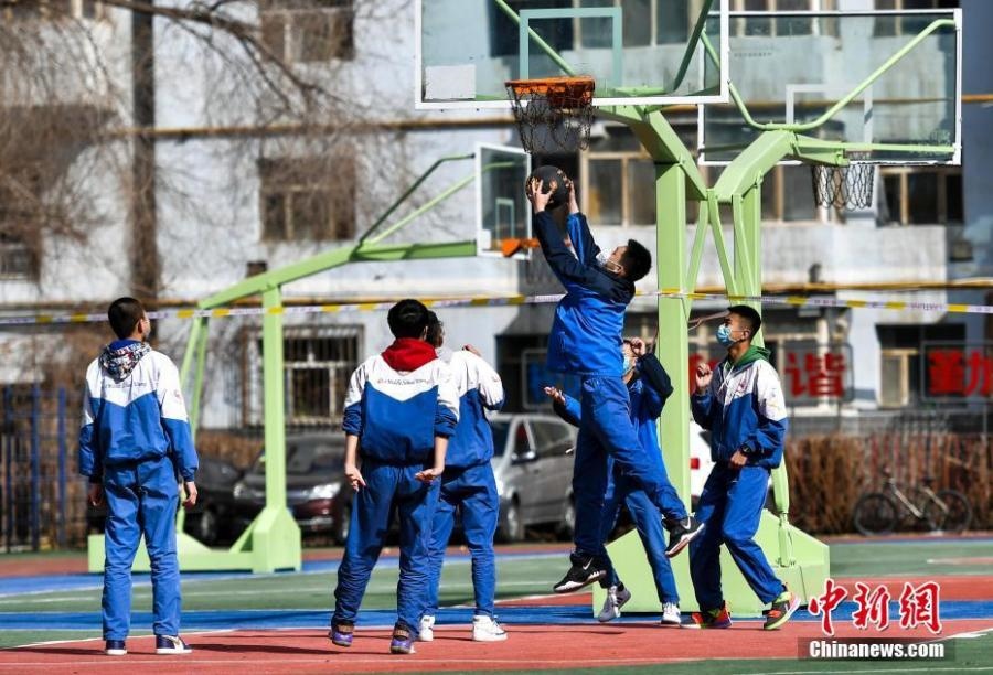 資料圖：初中生在課間休息時打籃球。中新社記者 劉新 攝