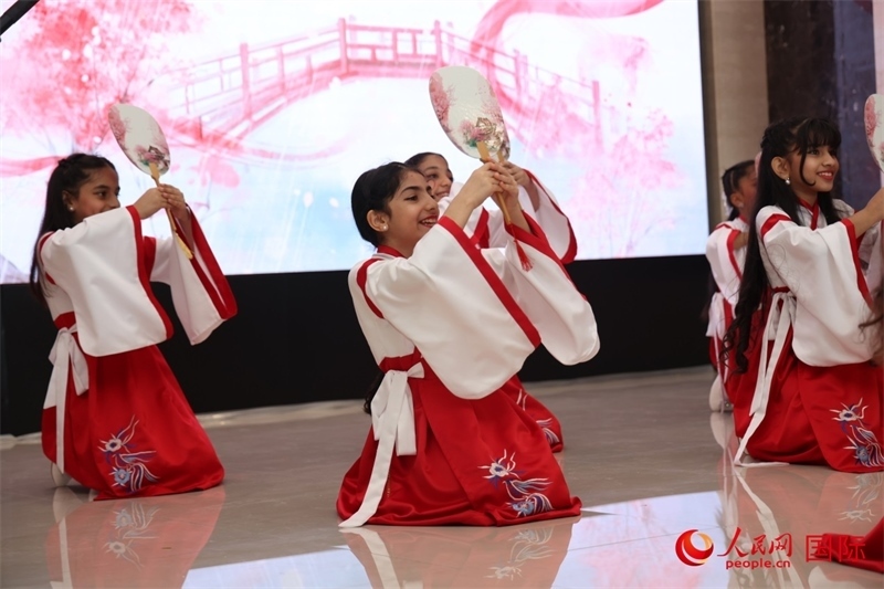 富查伊拉當(dāng)?shù)貙W(xué)校學(xué)生表演節(jié)目。人民網(wǎng)記者任皓宇攝