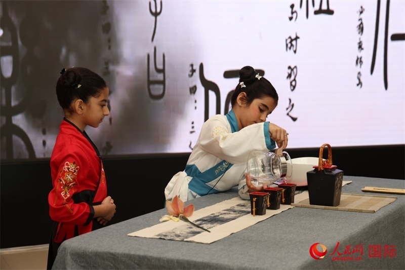富查伊拉當(dāng)?shù)貙W(xué)校學(xué)生表演茶藝。人民網(wǎng)記者任皓宇攝