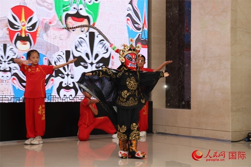 迪拜中國(guó)學(xué)校學(xué)生表演變臉。人民網(wǎng)記者任皓宇攝