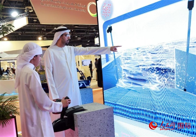 一名兒童在模擬操作船舶，撿拾海洋垃圾。人民網(wǎng)記者管克江攝