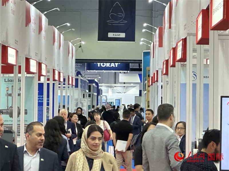 中國館前人頭攢動。人民網(wǎng)記者管克江攝