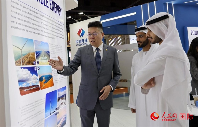 中國電建中東北非區(qū)域總部負責人向觀眾介紹公司承建的可再生能源項目。人民網(wǎng)記者 管克江攝