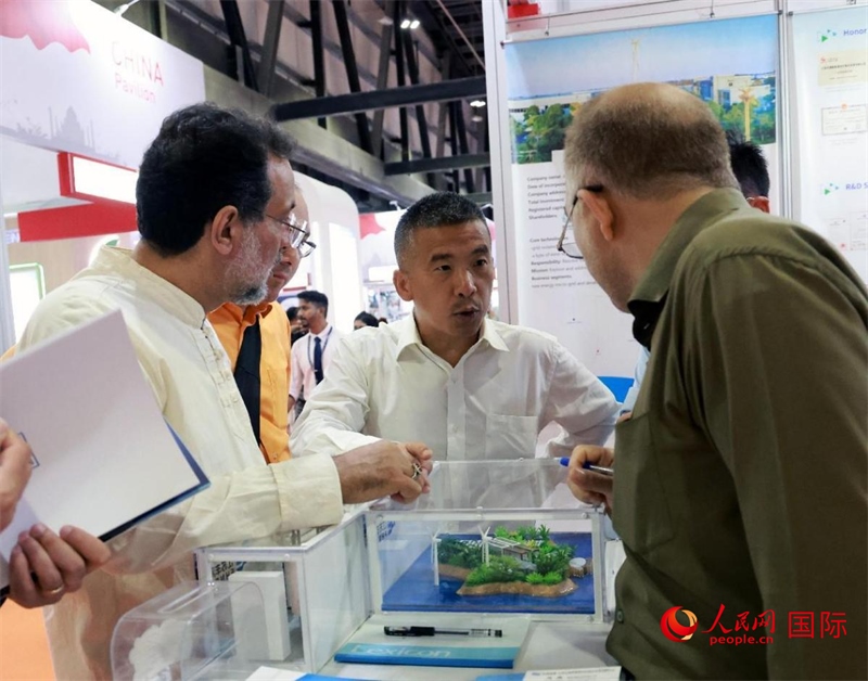 中企推出的綠色能源海水淡化系統(tǒng)吸引了參展商關(guān)注。人民網(wǎng)記者管克江攝