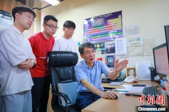 薛其坤在指導(dǎo)學(xué)生。 (受訪者供圖)