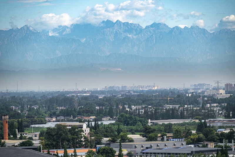 2024年7月1日，成都天氣晴好，遠(yuǎn)處雪山清晰可見。