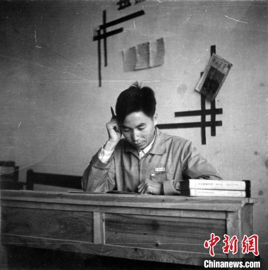 大學(xué)時(shí)期，龍樂豪在教室自習(xí)。(中國運(yùn)載火箭技術(shù)研究院供圖)