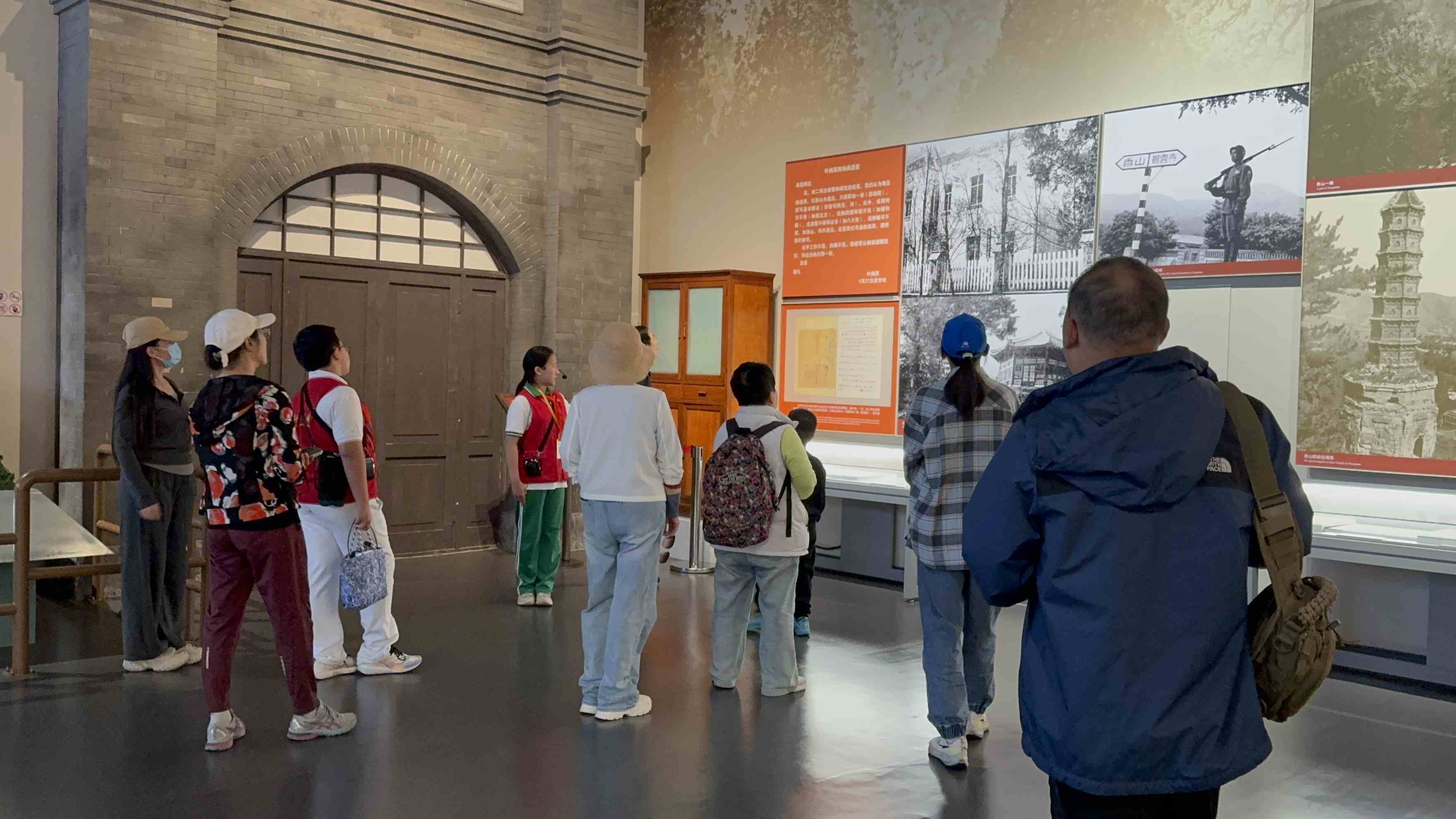 10月4日，北京香山革命紀(jì)念館內(nèi)，一名“紅領(lǐng)巾志愿者”正在為參觀者講解。人民網(wǎng)記者 劉微攝